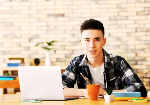 Découvrez comment aider vos ados à sortir de l'échec scolaire et éviter le décrochage scolaire grâce à un programme de coaching scolaire unique.