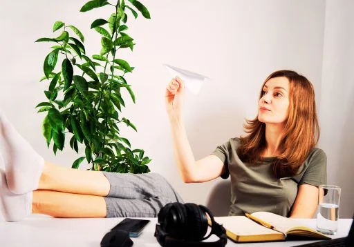 Découvrez comment le soin énergétique peut vous aider à sortir durablement de la procrastination. Une approche holistique et transformante.