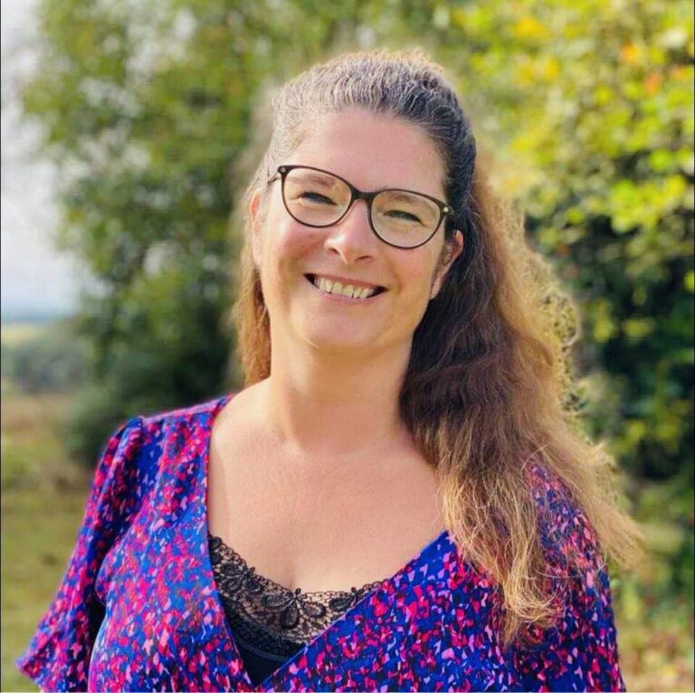 Isabelle Stiévenart, praticienne en soins énergétiques et accompagnement bien-être à Herve (Belgique).