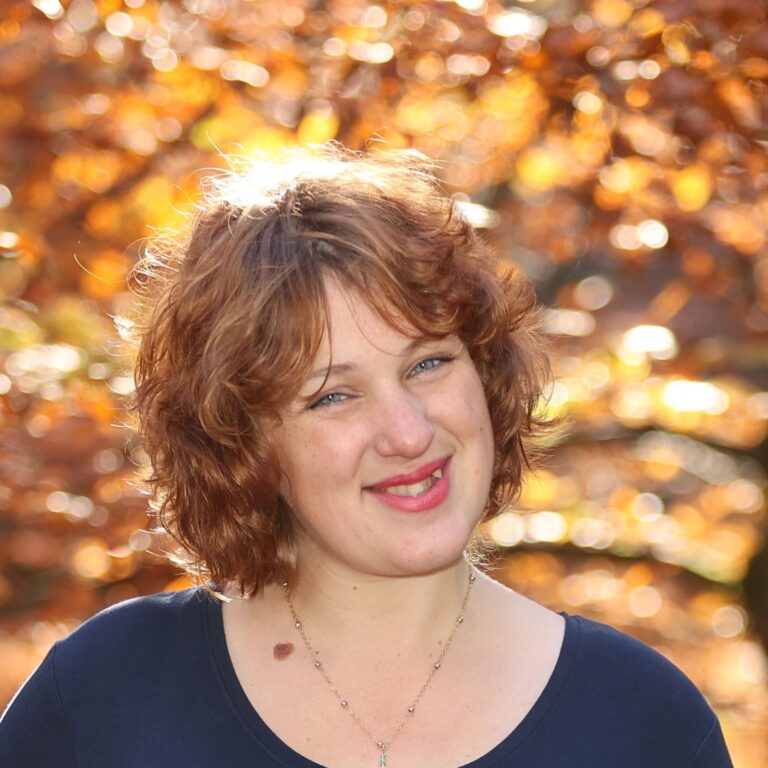 Caitlin Makaire, praticienne en thérapie intuitive, soins énergétiques et communication vibratoire.