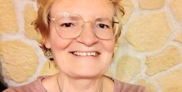 Portrait d'Adamanthia, praticienne en libération karmique et lectures dans les Annales Akashiques
