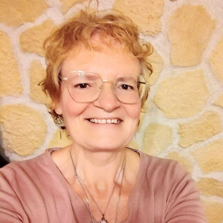 Portrait d'Adamanthia, praticienne en libération karmique et lectures dans les Annales Akashiques