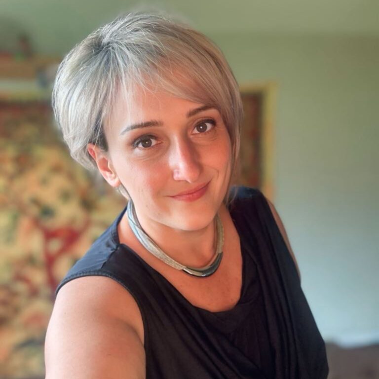 Amandine Borner, thérapeute en coiffurologie et coach de vie spécialisée en libération émotionnelle et lecture de la perte de cheveux.