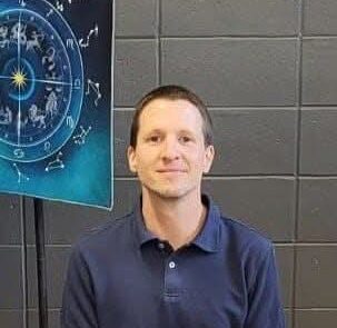 Jean-Sébastien Larivière, expert en astrologie et développement personnel, offrant des consultations personnalisées en ligne.