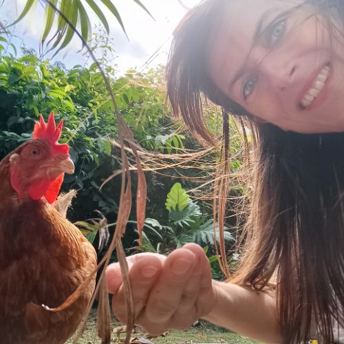 Sylvia Ferro, praticienne en naturopathie animalière spécialisée en aromathérapie et soins holistiques pour animaux.