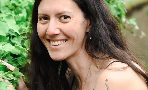 Anne-Bénédicte Fabby, psycho-praticienne spécialisée en développement personnel et libération émotionnelle.