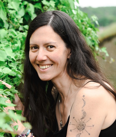 Anne-Bénédicte Fabby, psycho-praticienne spécialisée en développement personnel et libération émotionnelle.