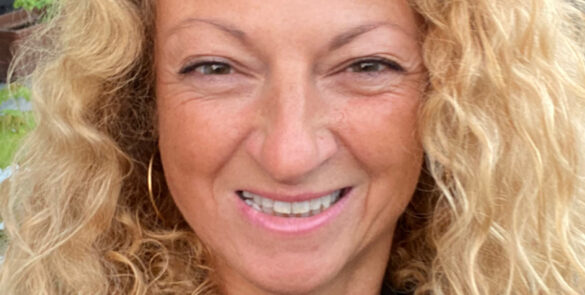 Photo de Carine Devroede, praticienne en hypnose et naturopathie en ligne, spécialisée en gestion du stress, addictions et bien-être global.