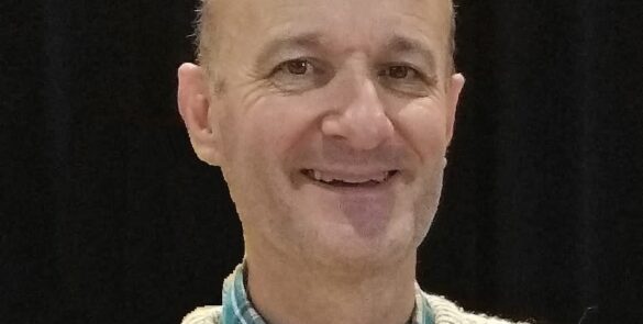 Portrait de Dominique Göller, praticien en soins énergétiques, géobiologie et chant vibratoire Aeolia, proposant des consultations en ligne.