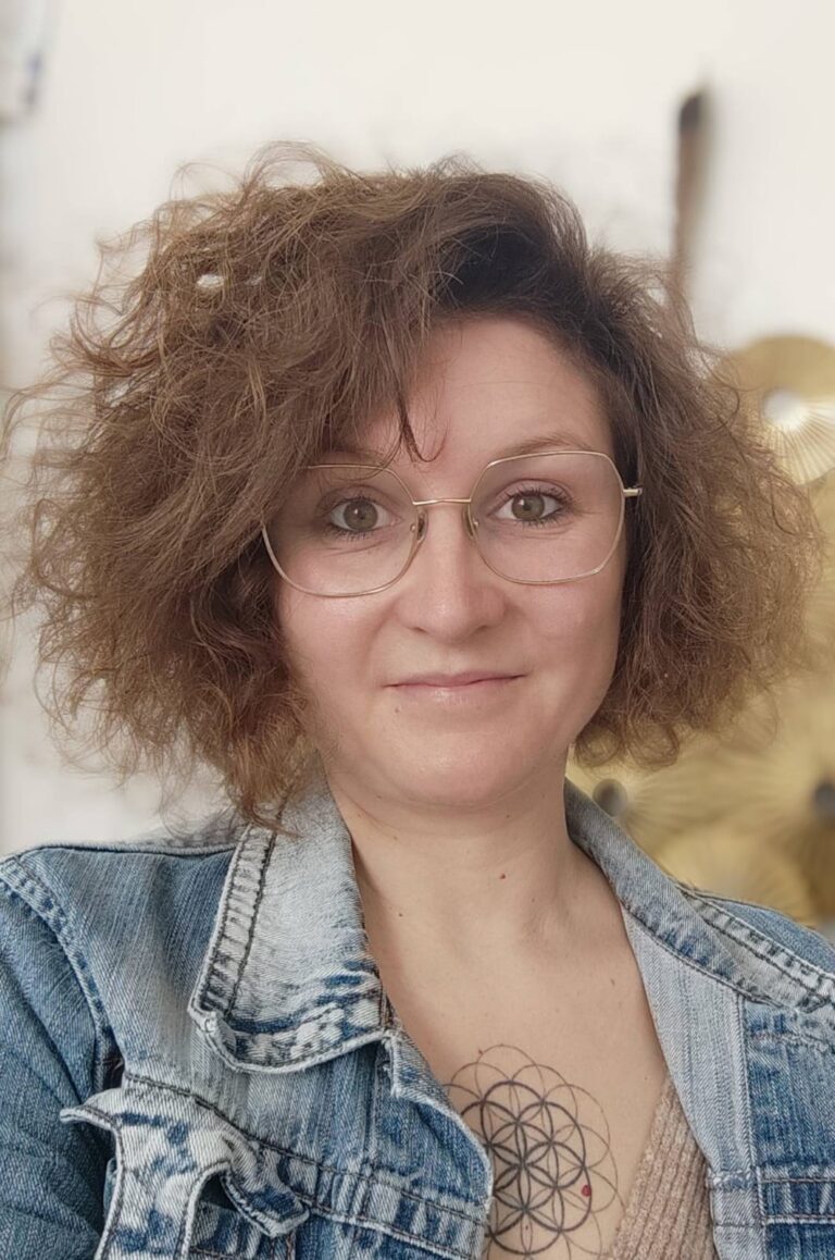Portrait de Cynthia Eggenspieler, praticienne en hypnoportation et soins énergétiques, offrant des accompagnements bien-être à distance.