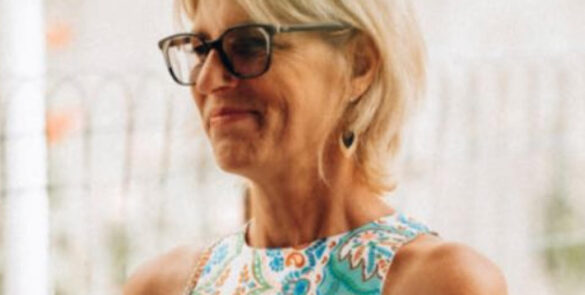 Portrait de Marie Charbonnier, thérapeute holistique à Fontainebleau, spécialisée en Reiki, hypnose, sophrologie et coaching de vie.