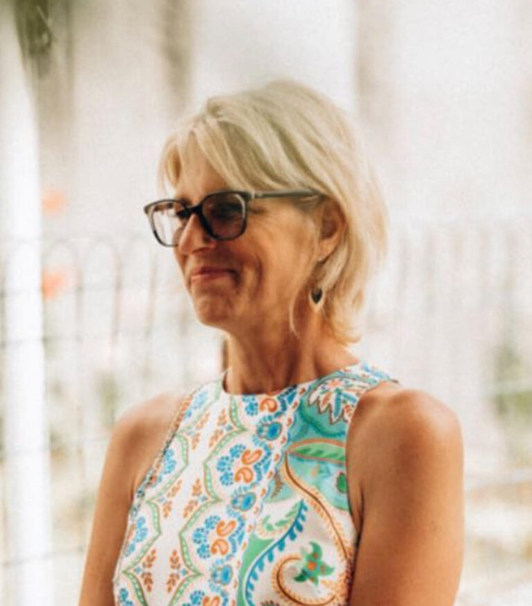 Portrait de Marie Charbonnier, thérapeute holistique à Fontainebleau, spécialisée en Reiki, hypnose, sophrologie et coaching de vie.