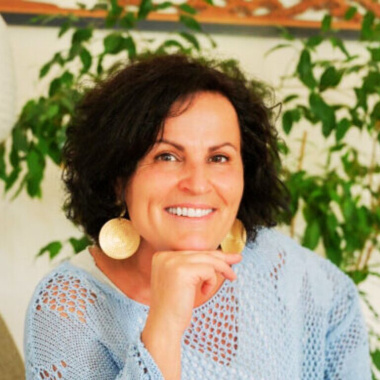 Portrait de Véronique Jacquemoud, experte en coaching en leadership aligné pour les entrepreneurs et dirigeants à renforcer leur communication et leur posture de leader.