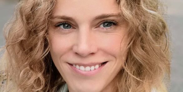 Portrait d'Elodie Renty, thérapeute intuitive et praticienne en soins énergétiques, spécialisée dans le rééquilibrage énergétique et la libération des blocages.