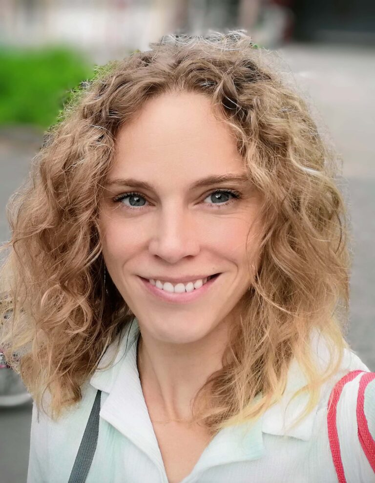 Portrait d'Elodie Renty, thérapeute intuitive et praticienne en soins énergétiques, spécialisée dans le rééquilibrage énergétique et la libération des blocages.