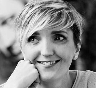 Portrait de Laurence Peeters, praticienne en soins énergétiques et guidances en ligne.