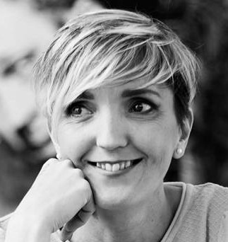 Portrait de Laurence Peeters, praticienne en soins énergétiques et guidances en ligne.
