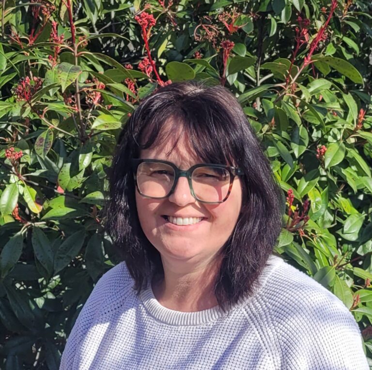Portrait de Natacha Beaumont, thérapeute holistique et énergéticienne à distance à Saint-Léons, spécialisée en soins énergétiques et radiesthésie.
