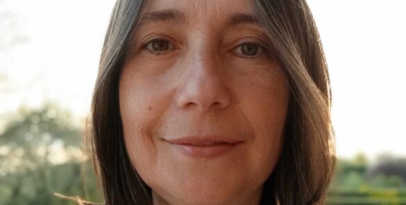 Portrait du praticien proposant des soins énergétiques Reiki, magnétisme et Runes pour le bien-être du corps et de l’esprit.