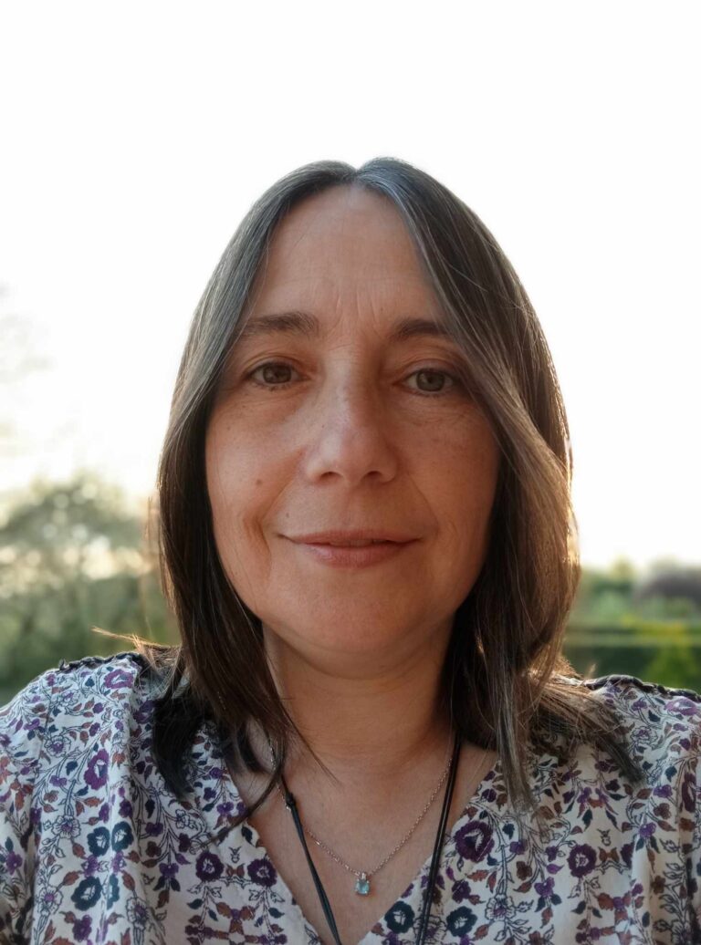Portrait du praticien proposant des soins énergétiques Reiki, magnétisme et Runes pour le bien-être du corps et de l’esprit.
