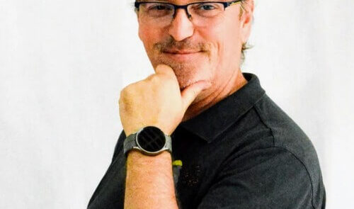 Portrait d'Olivier Blanck, thérapeute énergétique spécialisé en Reiki, magnétisme et guidance énergétique.