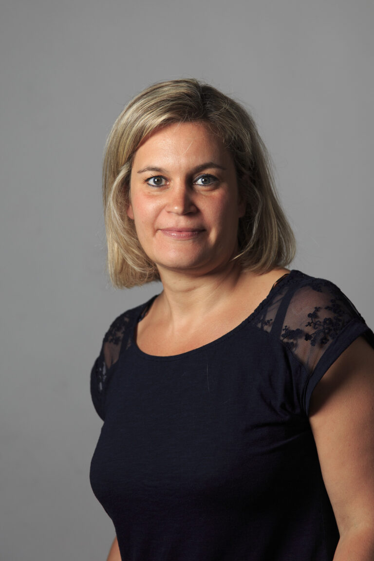 Portrait de Marion Jalaber, praticienne spécialisée en pratiques énergétiques et accompagnement à distance