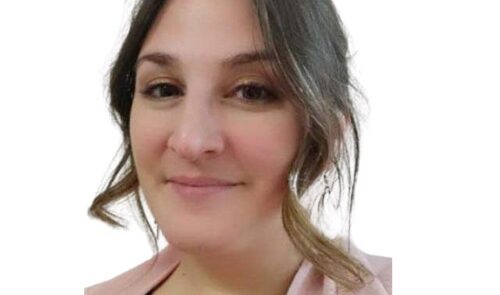 Portrait de Nadia Bekhti, psycho énergéticienne en ligne proposant des pratiques énergétiques et une guidance intuitive à distance.