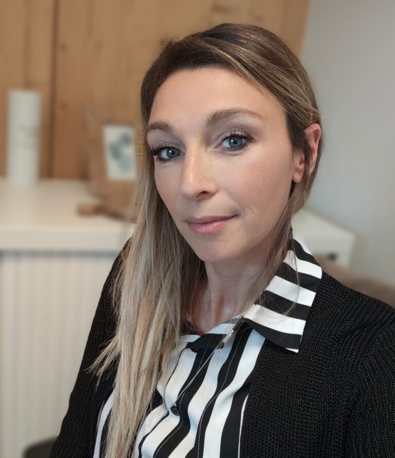 Marine Forissier, praticienne en soins énergétiques à Saint-Léger, Re-NouvÔ, lithothérapie et guidances en ligne.