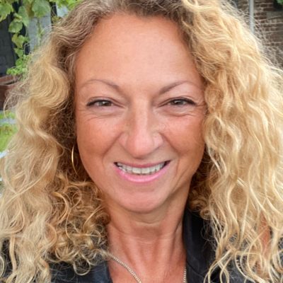 Photo de Carine Devroede, praticienne en hypnose et naturopathie en ligne, spécialisée en gestion du stress, addictions et bien-être global.