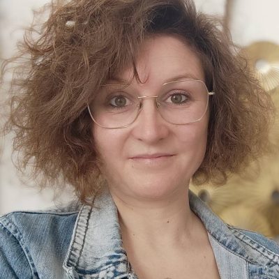 Portrait de Cynthia Eggenspieler, praticienne en hypnoportation et soins énergétiques, offrant des accompagnements bien-être à distance.