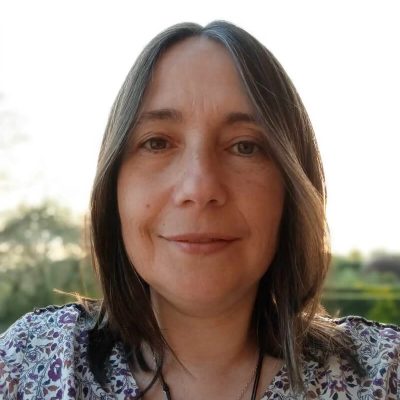 Portrait du praticien proposant des soins énergétiques Reiki, magnétisme et Runes pour le bien-être du corps et de l’esprit.
