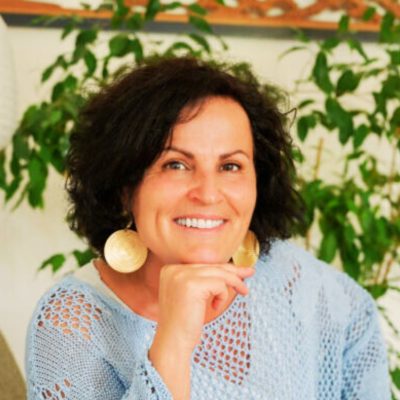Portrait de Véronique Jacquemoud, experte en coaching en leadership aligné pour les entrepreneurs et dirigeants à renforcer leur communication et leur posture de leader.
