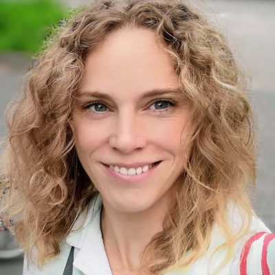 Portrait d'Elodie Renty, thérapeute intuitive et praticienne en soins énergétiques, spécialisée dans le rééquilibrage énergétique et la libération des blocages.