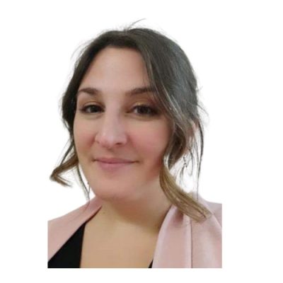 Portrait de Nadia Bekhti, psycho énergéticienne en ligne proposant des pratiques énergétiques et une guidance intuitive à distance.
