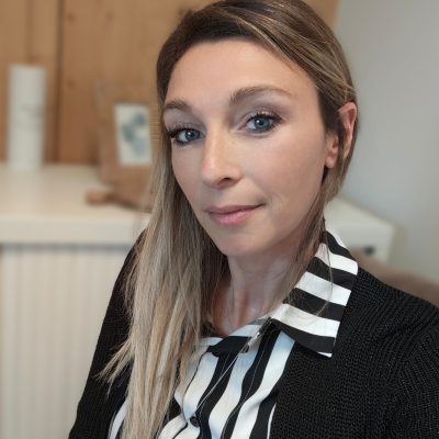 Marine Forissier, praticienne en soins énergétiques à Saint-Léger, Re-NouvÔ, lithothérapie et guidances en ligne.