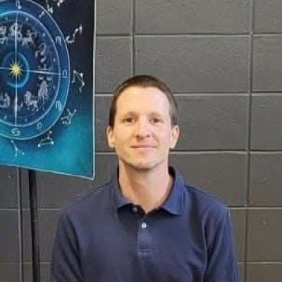 Jean-Sébastien Larivière, expert en astrologie et développement personnel, offrant des consultations personnalisées en ligne.